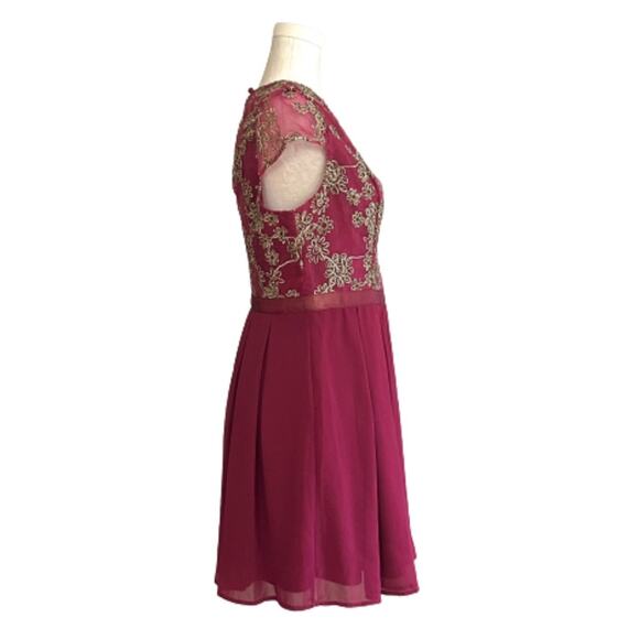 Jun Ivy Dress Berry Gold Floral Brocade Cap Sleeve Pleated Fit Flare Medium NEW - Picture 4 of 12